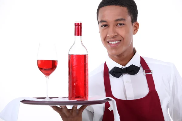 Cameriere maschio con vino su vassoio — Foto Stock