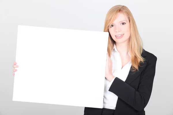 Joven mujer de negocios con una tabla en blanco para su mensaje Mounier _ Karen _ 160410 —  Fotos de Stock