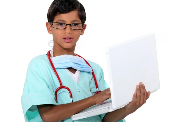 Pojke klädd som en kirurg — Stockfoto
