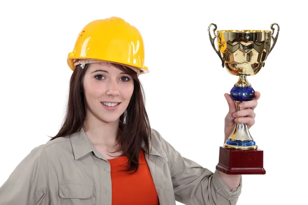 Handwerkerin mit Trophäe — Stockfoto