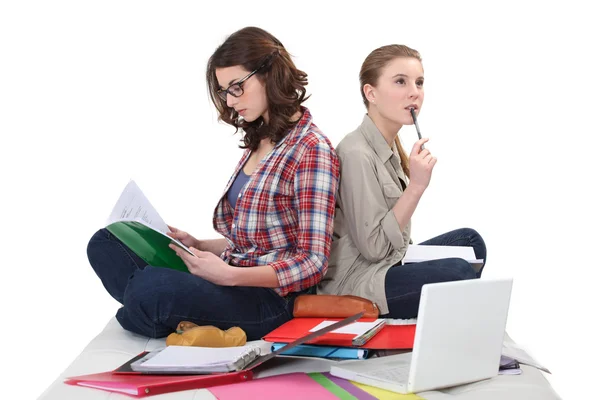 Kvinnliga studenter examensplugg för tentan — Stockfoto