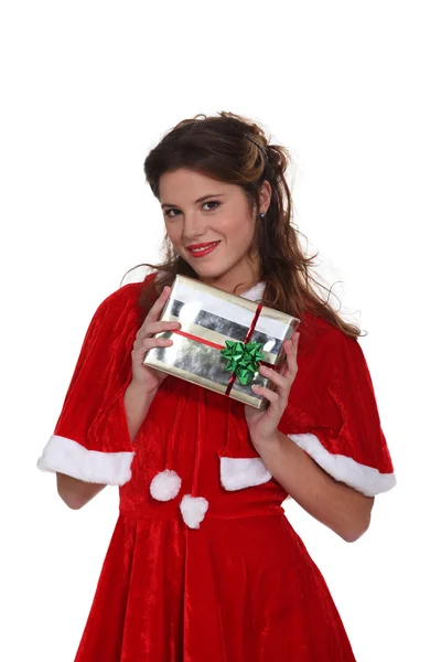 Mrs claus innehar en julklapp — Stockfoto