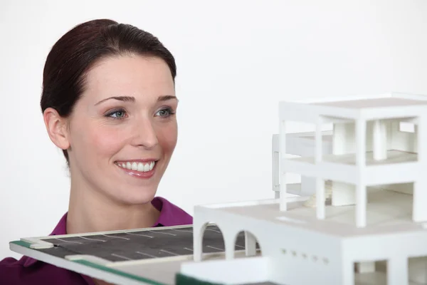 A female architect showing her model. — Stock Photo, Image