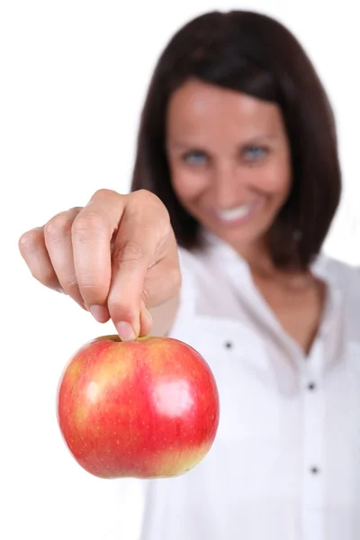 Vrouw stond houden rode appel — Stockfoto