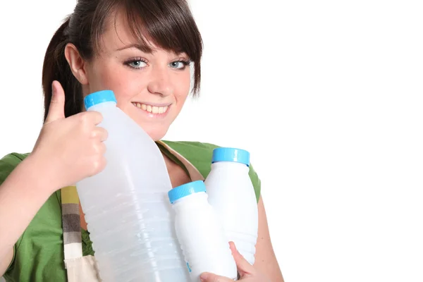 Jovem mulher reciclagem garrafas de plástico — Fotografia de Stock