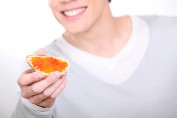 Homem segurando o engarrafamento no pão — Fotografia de Stock