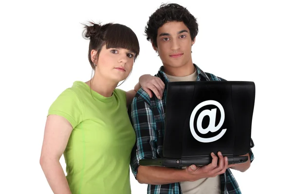 Jeune couple avec un ordinateur portable — Photo