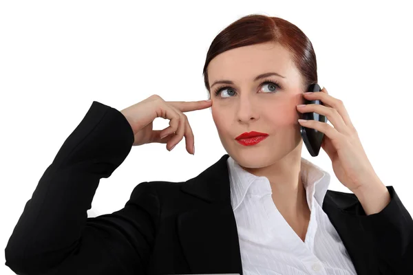 Mujer pensativa hablando por teléfono — Foto de Stock