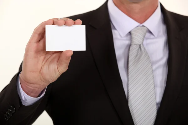 Homme présentant une carte de visite — Photo