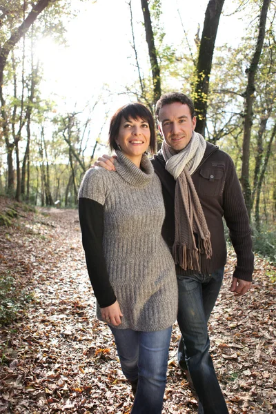 Paar wandelingen in het park — Stockfoto