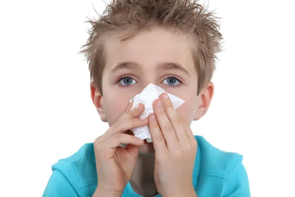 Tânăr băiat suflare nasul — Fotografie, imagine de stoc