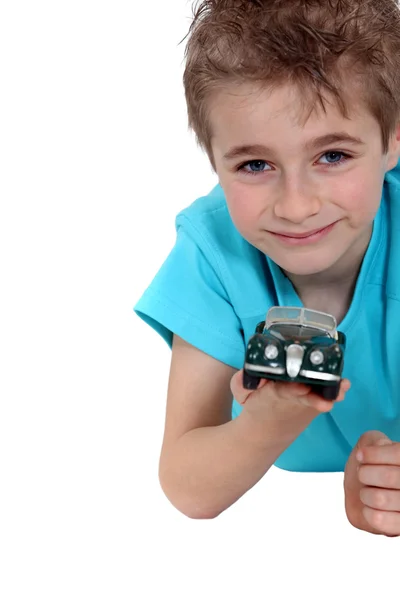 Menino com um carro de brinquedo — Fotografia de Stock