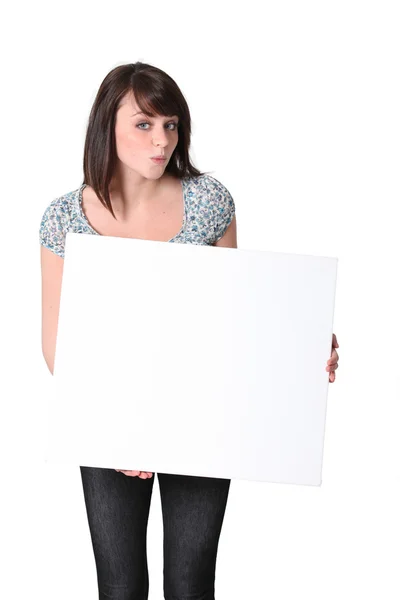 Mujer joven con un tablero en blanco — Foto de Stock