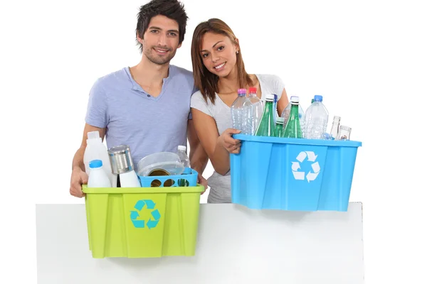 Pareja reciclando botellas de plástico — Foto de Stock