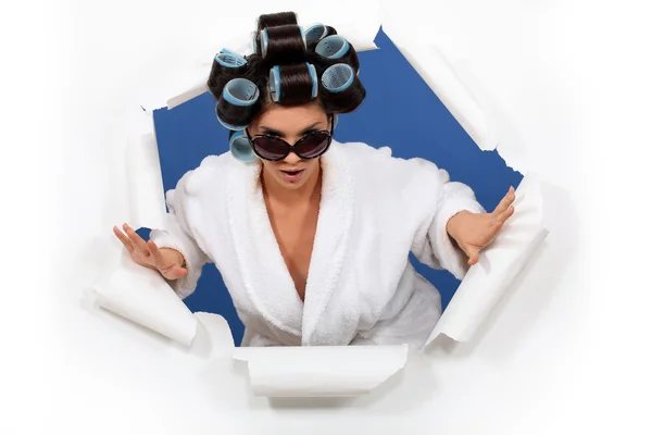 Mulher de roupão de banho com o cabelo em rolos — Fotografia de Stock