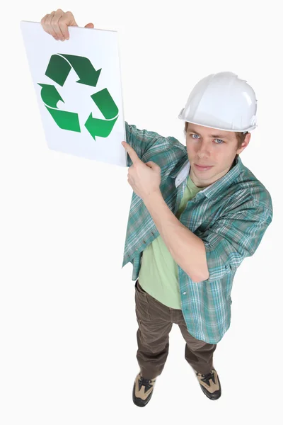 Bauarbeiter zeigt auf Recycling-Plakat — Stockfoto