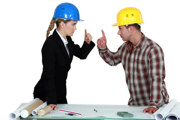 Ingenieur im Streit mit einem Handwerker — Stockfoto