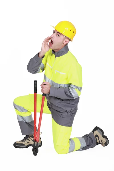 Constructor con cortador de pernos gritando —  Fotos de Stock
