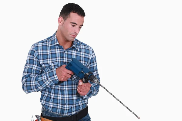 Homem segurando broca com longa extensão — Fotografia de Stock