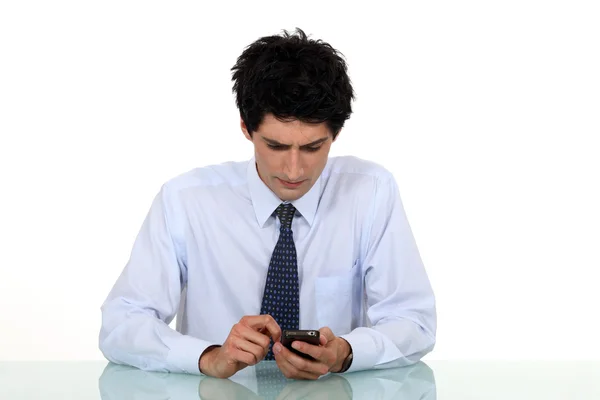 Martwi się człowiek pisania SMS-ów — Zdjęcie stockowe