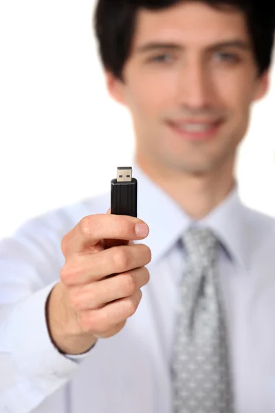 Empresario sosteniendo una llave USB —  Fotos de Stock