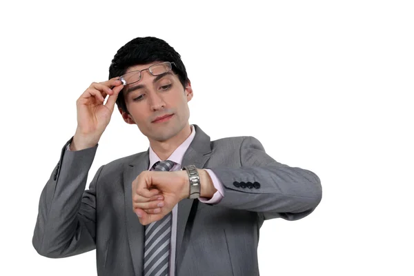 Hombre de negocios mirando el reloj — Foto de Stock