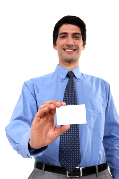Εκτελεστικός κρατώντας ένα κενό επαγγελματική κάρτα — Φωτογραφία Αρχείου