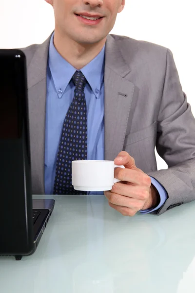 Biznesmen siedział na laptopie z porannej kawy — Zdjęcie stockowe