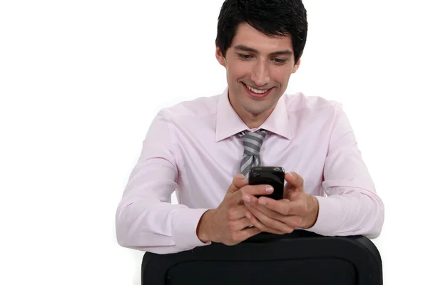 Homme d'affaires envoyant un message texte — Photo