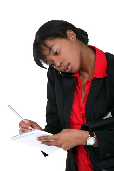 Afro-Amerikaanse secretaris op de telefoon — Stockfoto