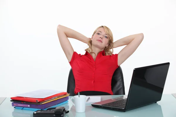 Mujer rubia relajándose en su escritorio — Foto de Stock