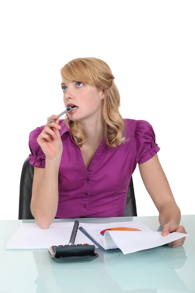 Secretaria pensativa chupando pluma — Foto de Stock