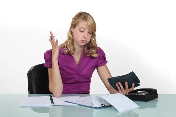 Mulher exasperada com uma calculadora — Fotografia de Stock