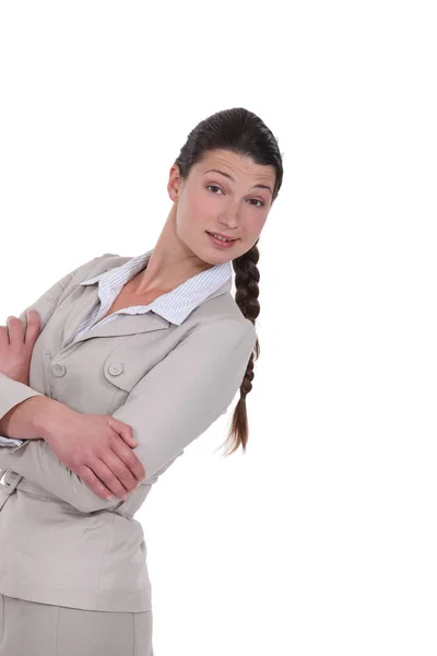 Vrouw in een pak poseren — Stockfoto