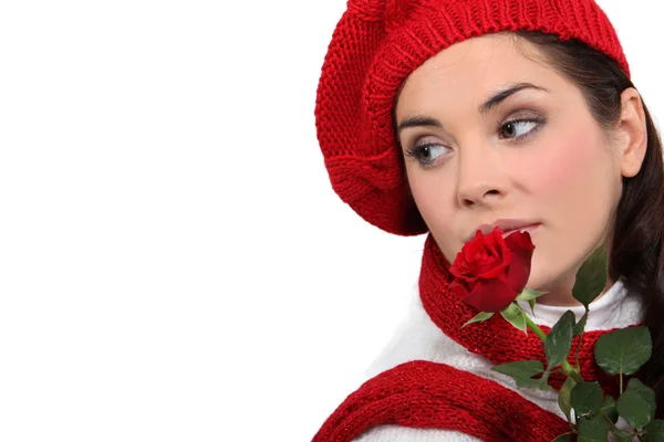 Ένα χαριτωμένο γυναίκα με ένα τριαντάφυλλο. — Φωτογραφία Αρχείου