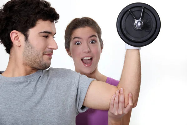 Hombre presumiendo delante de su novia . — Foto de Stock