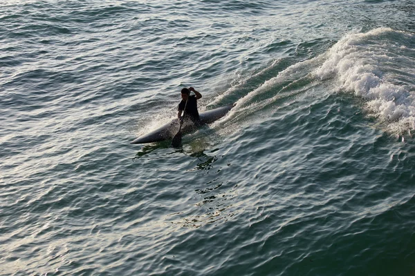 Silhouette of man surfing — Stock Photo, Image