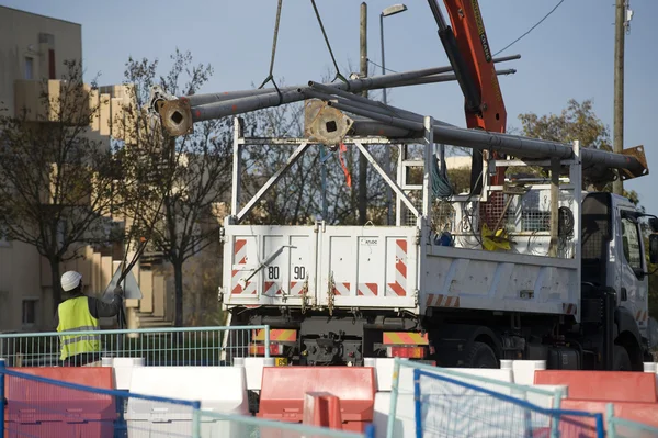 Werknemers een vrachtwagen laden — Stockfoto