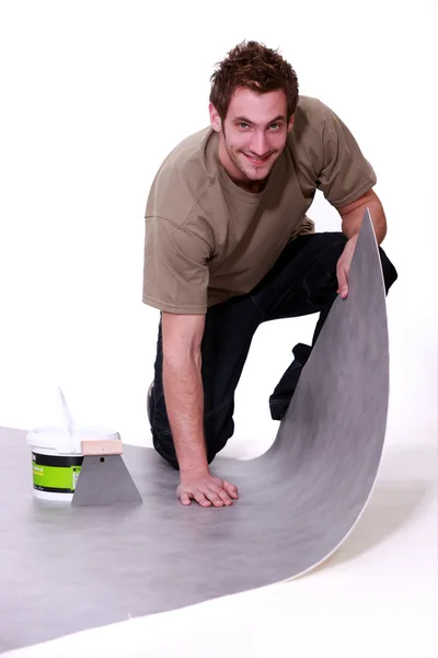 Man placing carpet — Stock Photo, Image