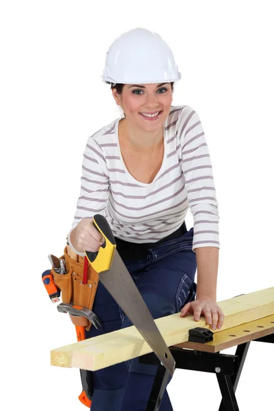 Kvinna sågning av trä — Stockfoto
