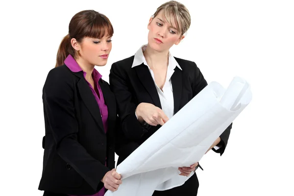 Women looking at a plan — Stock Photo, Image