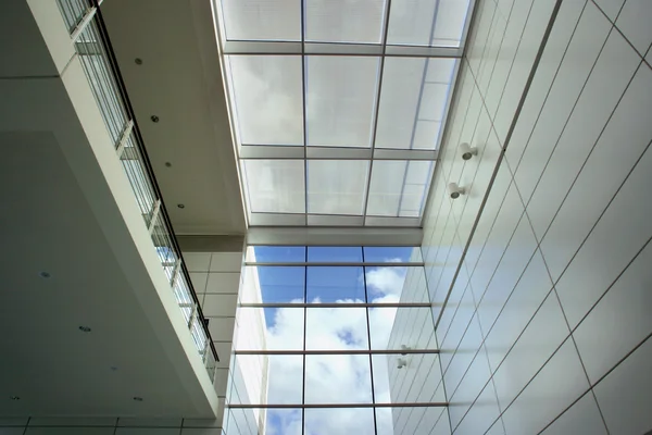 Ventanas de un edificio comercial — Foto de Stock