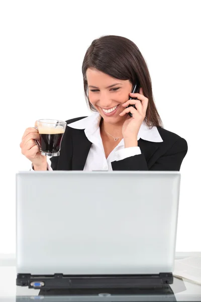 컴퓨터와 갈색 머리 여자 — 스톡 사진