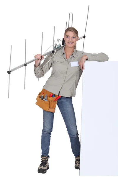 Mujer con una antena apoyada en un cartel en blanco — Foto de Stock