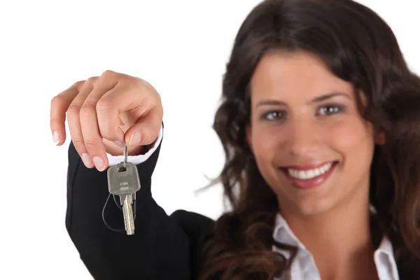 Feminino agente imobiliário segurando as chaves da casa — Fotografia de Stock