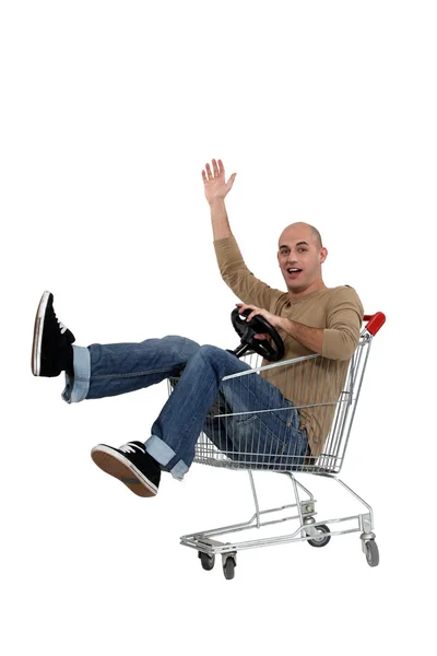 Hombre conduciendo un carrito de compras — Foto de Stock