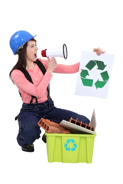 Mulher gritando em megafone com símbolo de reciclagem na mão — Fotografia de Stock