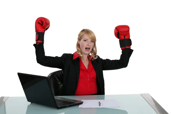Frau am Schreibtisch mit Boxhandschuhen — Stockfoto