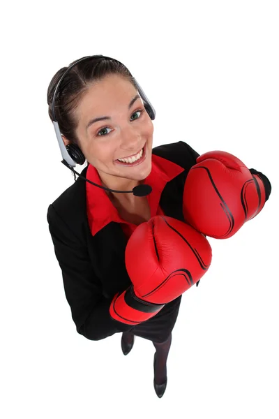 Mujer entusiasta con auriculares y guantes de boxeo — Foto de Stock