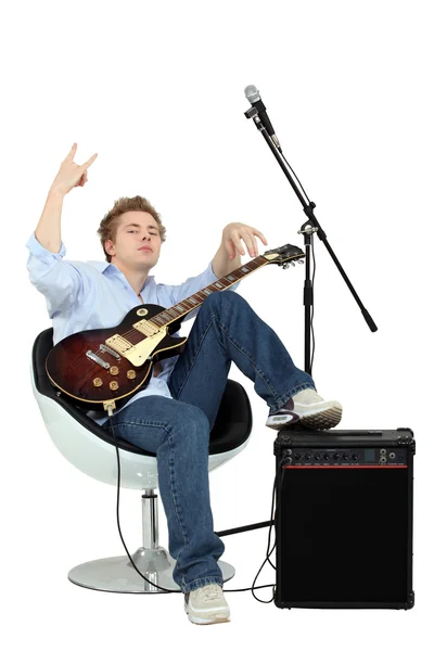 Jongen met gitaar — Stockfoto